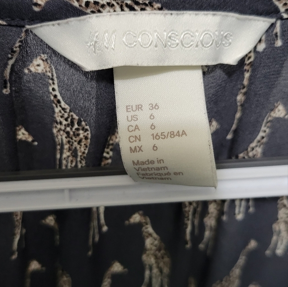 H&M Conscious Gray Giraffe V Neck Blouse Size 6 - Picture 4 of 4